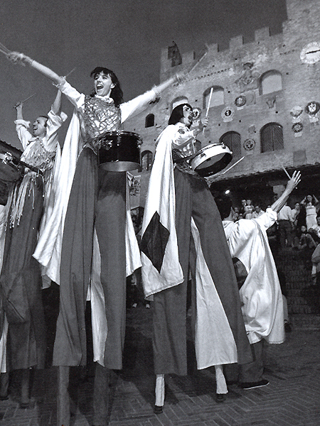 abrax-teatro_3_La-Cavalcata-dei-Tamburi-Erranti